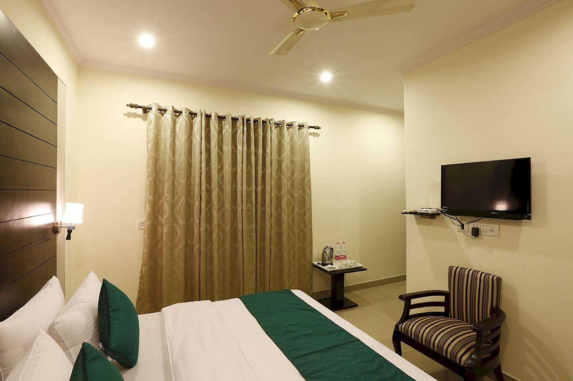 Hotel Chanakya Inn ニューデリー エクステリア 写真